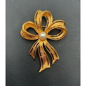 Vintage Napier Signed Gold Tone Bow Ribbon Faux Pearl Brooch Pin